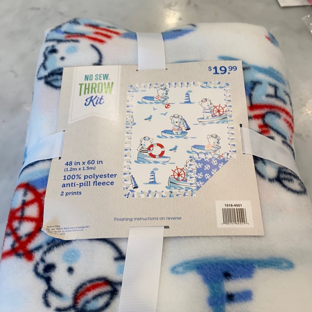 NWT NO SEW THROW BLANKET